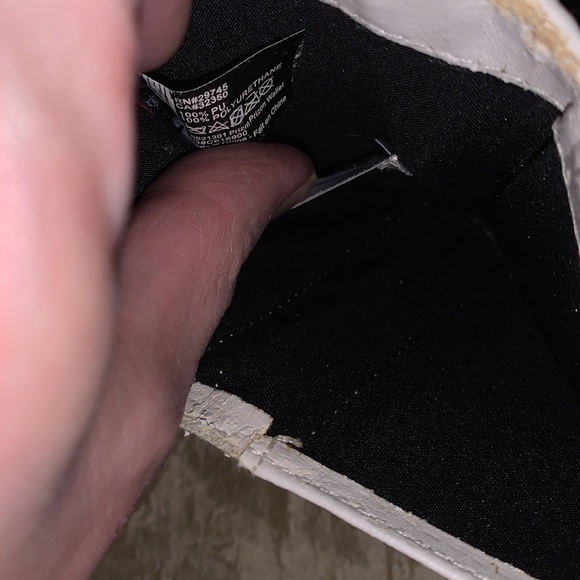 Vintage Volcom wallet.Rare find,Pre-loved, excellent condition,but some chafing - Picture 9 of 10